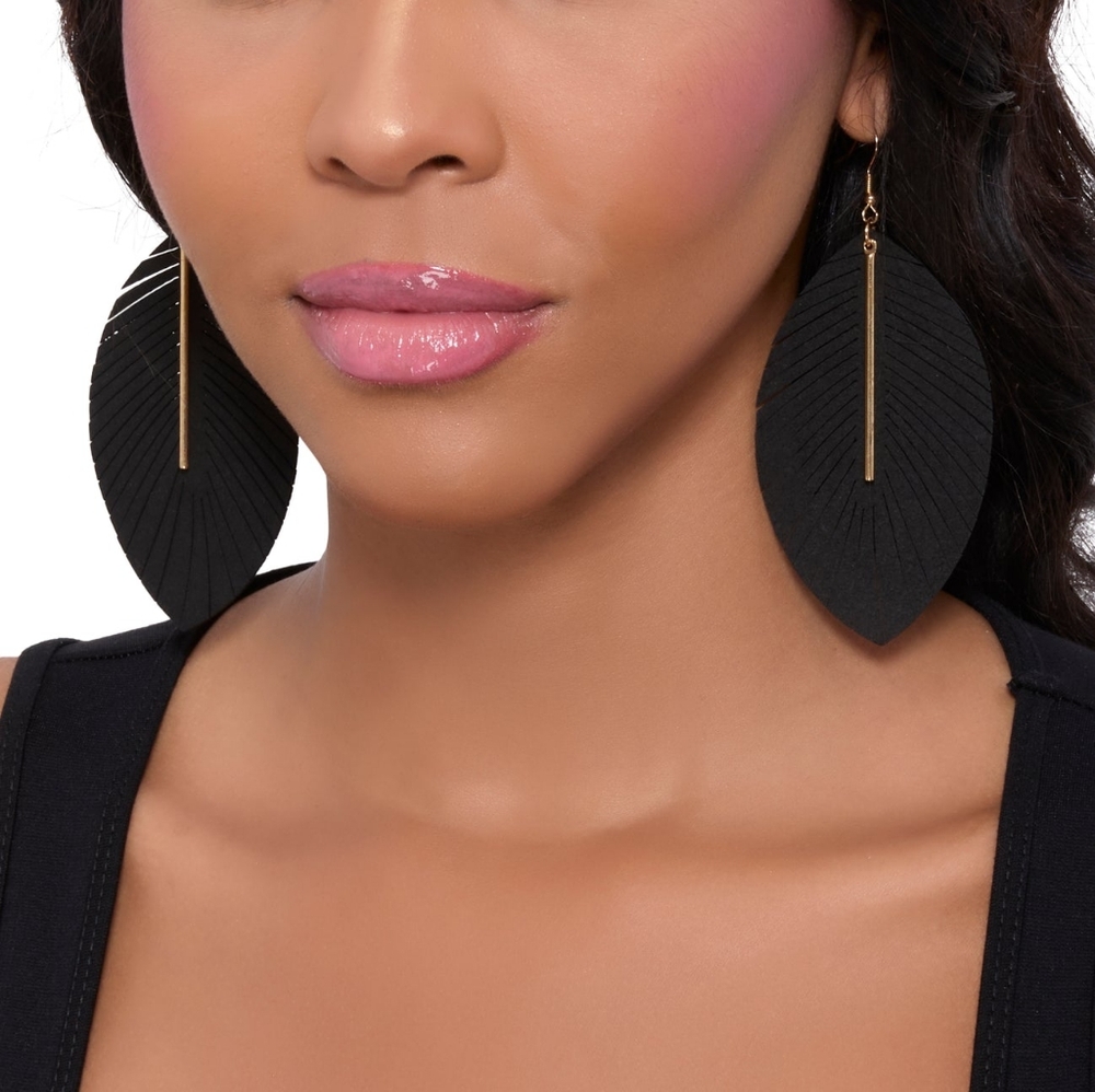 Metallic Detail Leaf Drop Earrings - Black
